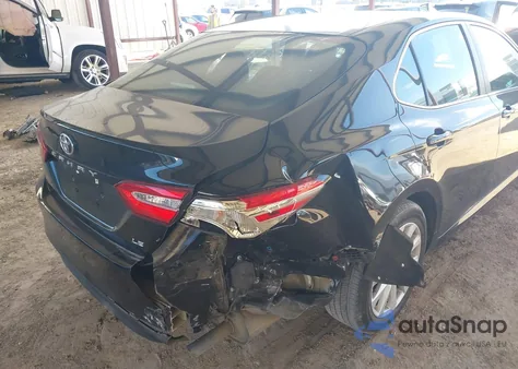 2018 Toyota Camry Le z USA, uszkodzony, nr VIN 4T1B11HK3JU083320